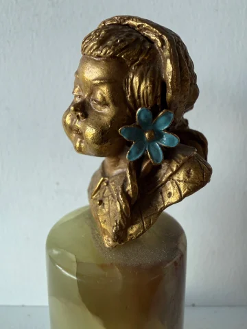 Small bronze bust of a child — Good condition