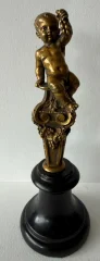 Klein bronzen beeldje van een cherub
