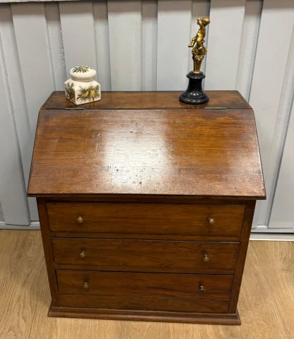 Miniatur-Gesellenstück in Form eines Scriban-Schreibtisches — Sehr guter Zustand